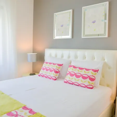 Holidays Apartman *